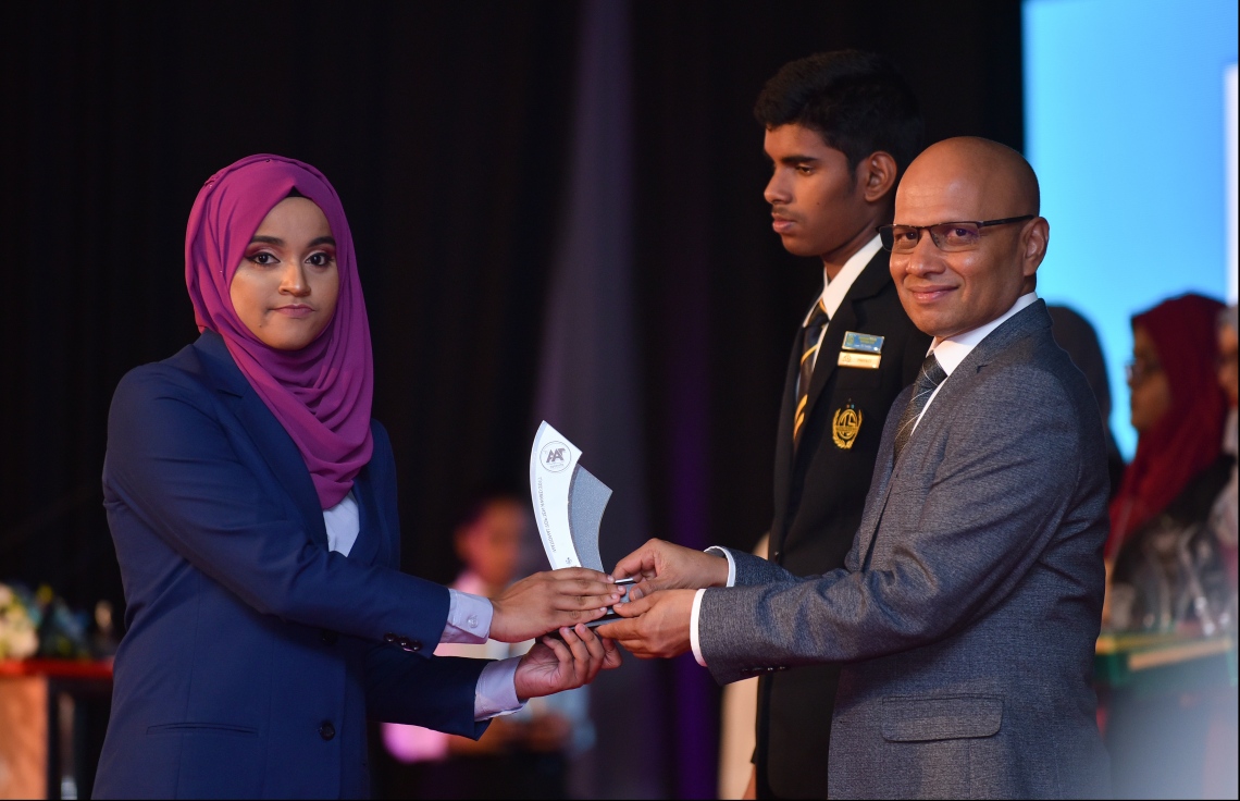 މާލެ: ޖުލައި 9، 2018: މިދިޔަ އަހަރުގެ އޮކްޓޯބަރު/ނޮވެމްބަރުގައި ބޭއްވި އޭ ލެވެލް އިމްތިހާނުން ވަނަތައް ހޯދި ދަރިވަރުންނަށް އެވޯޑު ދިނުމުގެގޮތުން ދަރުބާރުގޭގައި ބޭއްވި ރަސްމިއްޔާތުގައި ދިރާގުގެ ސީއީއޯ އިސްމާއިލް ރަޝީދު، ދަރިވަރަކަށް އެވޯޑު ހަވާލުކުރައްވަނީ.--- ފޮޓޯ: ހުސައިން ވަހީދު/މިހާރު