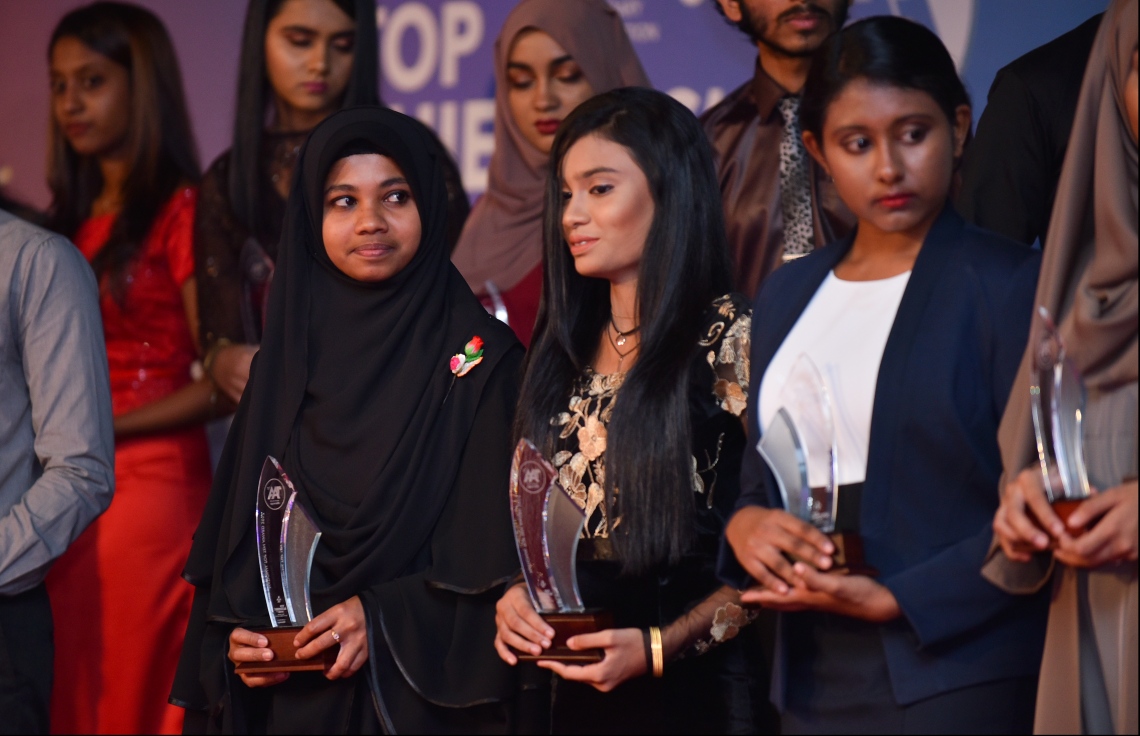 މާލެ: ޖުލައި 9، 2018- މިދިޔަ އަހަރުގެ އޮކްޓޯބަރު/ނޮވެމްބަރުގައި ބޭއްވި އޭ ލެވެލް އިމްތިހާނުގެ ރަންވަނަތައް ހޯދި ބައެއް ދަރިވަރުން އިނާމާ އެކު ސްޓޭޖުމަތީގައި.---ފޮޓޯ: ހުސެއިން ވަހީދު/މިހާރު