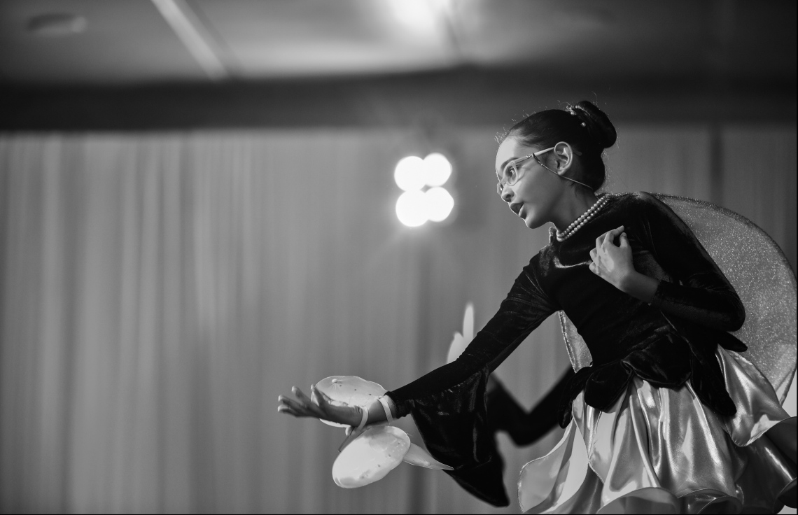 މާލެ: ޖުލައި 9، 2018- މިދިޔަ އަހަރުގެ އޮކްޓޯބަރު/ނޮވެމްބަރުގައި ބޭއްވި އޭ ލެވެލް އިމްތިހާނުގެ ރަންވަނަތައް ހޯދި ދަރިވަރުންނަށް އިނާމު ދިނުމަށް ދަރުބާރުގޭގައި ބޭއްވި ރަސްމިއްޔާތުގައި، މުނިފޫހިފިލުވުމުގެ އައިޓަމެއް ހުށަހަޅައި ދެނީ.---ފޮޓޯ: ހުސެއިން ވަހީދު/މިހާރު