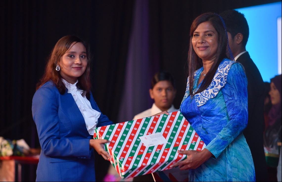 މާލެ: ޖުލައި 9، 2018- މިދިޔަ އަހަރުގެ އޮކްޓޯބަރު/ނޮވެމްބަރުގައި ބޭއްވި އޭ ލެވެލް އިމްތިހާނުގެ ރަންވަނަތައް ހޯދި ދަރިވަރުންނަށް އިނާމު ދިނުމަށް ދަރުބާރުގޭގައި ބޭއްވި ރަސްމިއްޔާތުގައި، އެޑިއުކޭޝަން މިނިސްޓަރު އާއިޝަތު ޝިހާމް، ދަރިވަރަކަށް އިނާމު ދެއްވަނީ.---ފޮޓޯ: ހުސެއިން ވަހީދު/މިހާރު
