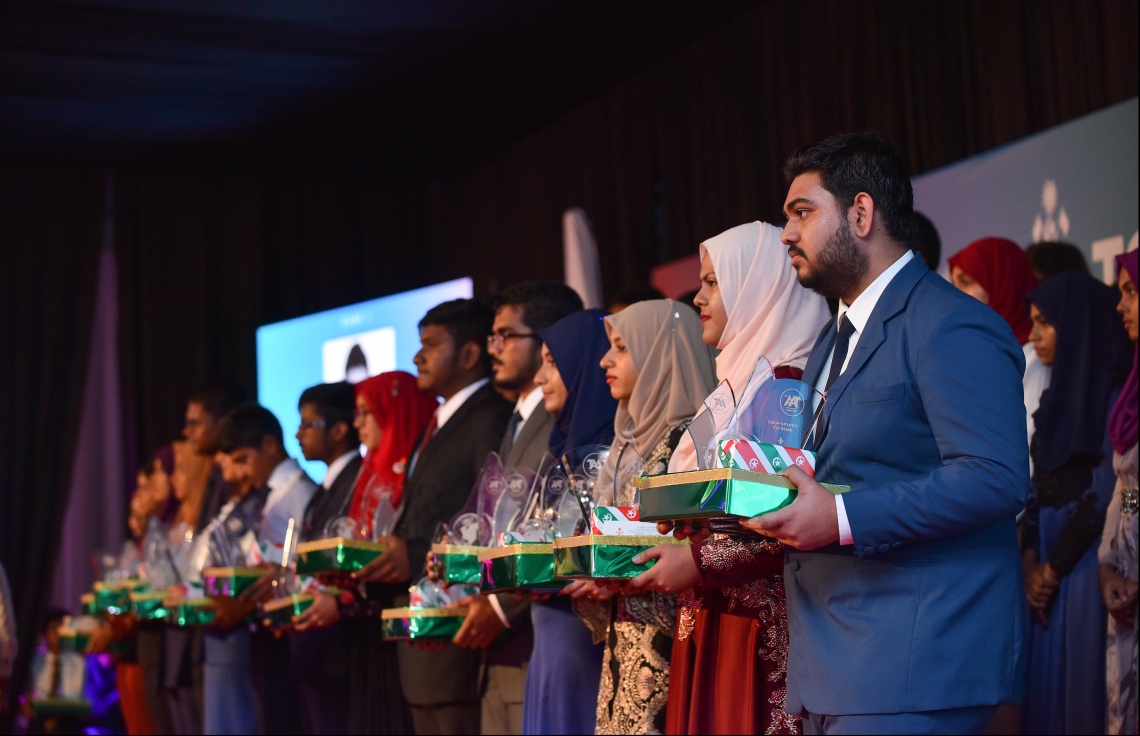 މާލެ: ޖުލައި 9، 2018- މިދިޔަ އަހަރުގެ އޮކްޓޯބަރު/ނޮވެމްބަރުގައި ބޭއްވި އޭ ލެވެލް އިމްތިހާނުގެ ރަންވަނަތައް ހޯދި ބައެއް ދަރިވަރުން އިނާމާ އެކު ސްޓޭޖުމަތީގައި.---ފޮޓޯ: ހުސެއިން ވަހީދު/މިހާރު