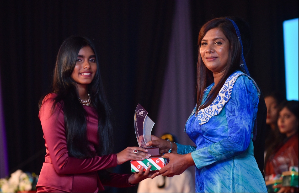 މާލެ: ޖުލައި 9، 2018- މިދިޔަ އަހަރުގެ އޮކްޓޯބަރު/ނޮވެމްބަރުގައި ބޭއްވި އޭ ލެވެލް އިމްތިހާނުގެ ރަންވަނަތައް ހޯދި ދަރިވަރުންނަށް އިނާމު ދިނުމަށް ދަރުބާރުގޭގައި ބޭއްވި ރަސްމިއްޔާތުގައި، އެޑިއުކޭޝަން މިނިސްޓަރު އާއިޝަތު ޝިހާމް، ދަރިވަރަކަށް އެވޯޑާއި އިނާމު ދެއްވަނީ.---ފޮޓޯ: ހުސެއިން ވަހީދު/މިހާރު