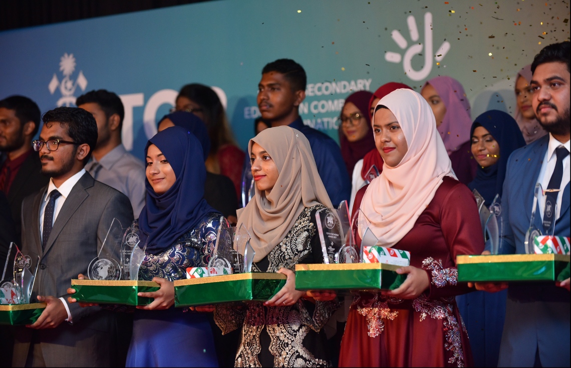 މާލެ: ޖުލައި 9، 2018- މިދިޔަ އަހަރުގެ އޮކްޓޯބަރު/ނޮވެމްބަރުގައި ބޭއްވި އޭ ލެވެލް އިމްތިހާނުގެ ރަންވަނަތައް ހޯދި ބައެއް ދަރިވަރުން އިނާމާ އެކު ސްޓޭޖުމަތީގައި.---ފޮޓޯ: ހުސެއިން ވަހީދު/މިހާރު