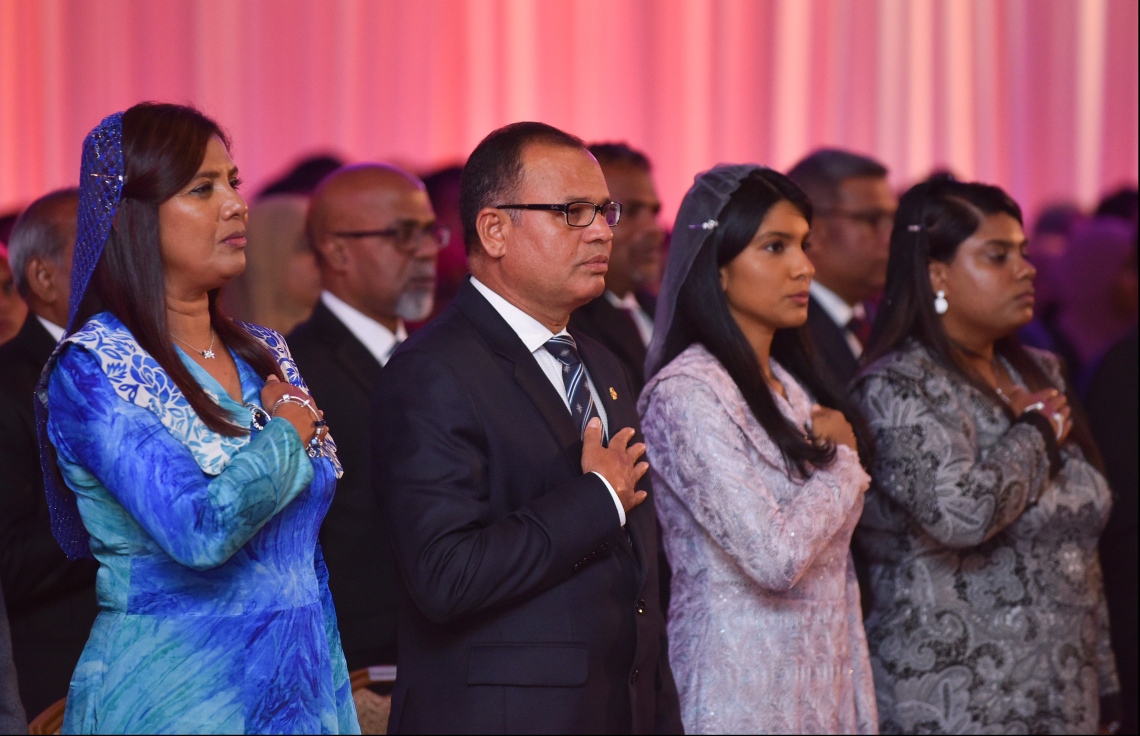 މާލެ: ޖުލައި 9، 2018- މިދިޔަ އަހަރުގެ އޮކްޓޯބަރު/ނޮވެމްބަރުގައި ބޭއްވި އޭ ލެވެލް އިމްތިހާނުގެ ރަންވަނަތައް ހޯދި ދަރިވަރުންނަށް އިނާމު ދިނުމަށް ދަރުބާރުގޭގައި ބޭއްވި ރަސްމިއްޔާތުގައި، ދައުލަތުގެ ބައެއް އިސްވެރިން ގައުމީ ސަލާން ވިދާޅުވަނީ.---ފޮޓޯ: ހުސެއިން ވަހީދު/މިހާރު