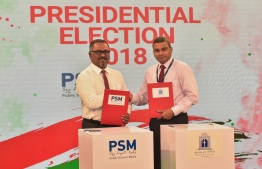 PSM's Managing Director Director Ibrahim Khaleen and MNU's Vice Chancellor Ali Fawaz Shareef 
 sign agreement to host the presidential debate, running mates debate and manifesto debate ahead of the Presidential Election 2018. PHOTO: AHMED NISHAATH/MIHAARU