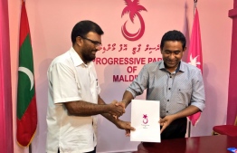 Sheikh Mohamed Didi with President Yameen after he singed for PPM. PHOTO: TWITTER