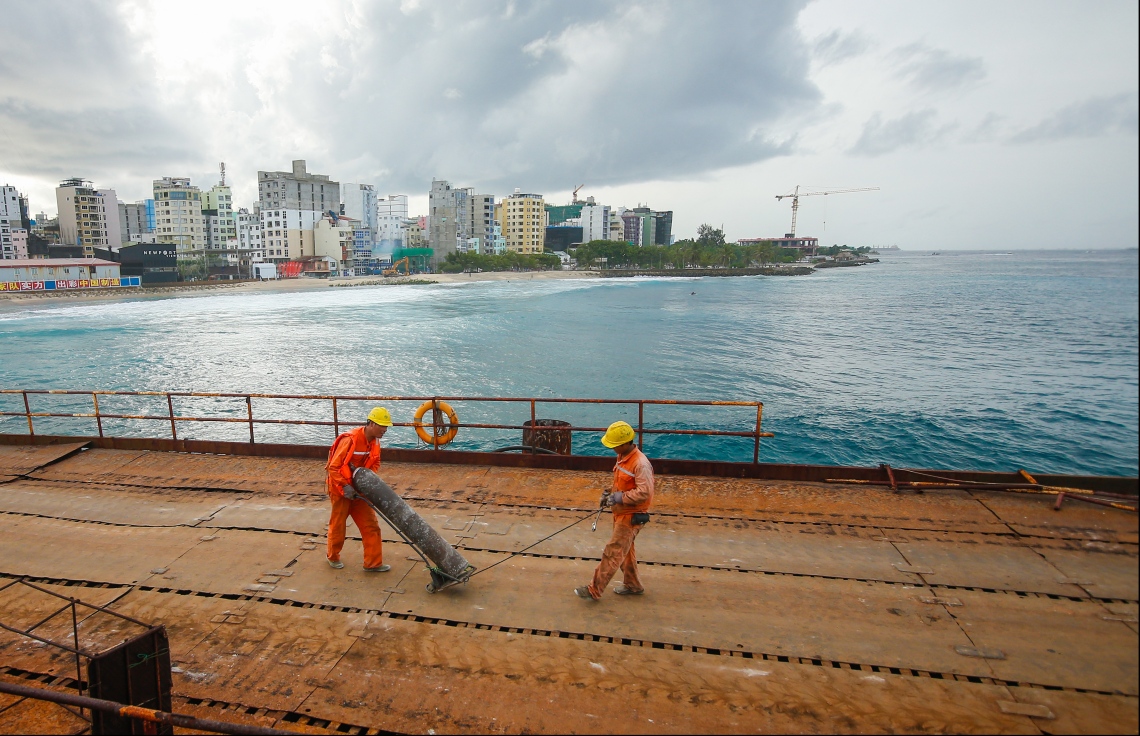 މާލެ: ޖުލައި 12، 2018- މާލެ-ހުޅުލެ ބްރިޖުގެ މަސައްކަތުގައި ދެ މީހަކު ހަރަކާތްތެރިވަނީ: ބްރިޖުގައި ހަތް ތަނބު ޖަހާފައިވާއިރު، ކަނޑުގެ އަޑިން ފެށިގެން 100 މީޓަރު ފުނަން ބައެއް ހޮޅިތައް ޖަހަން ޖަރުމަނުގެ ޓެކްނޮލޮޖީ ވެސް ބޭނުން ކުރި.---ފޮޓޯ: ހުސެއިން ވަހީދު/މިހާރު
