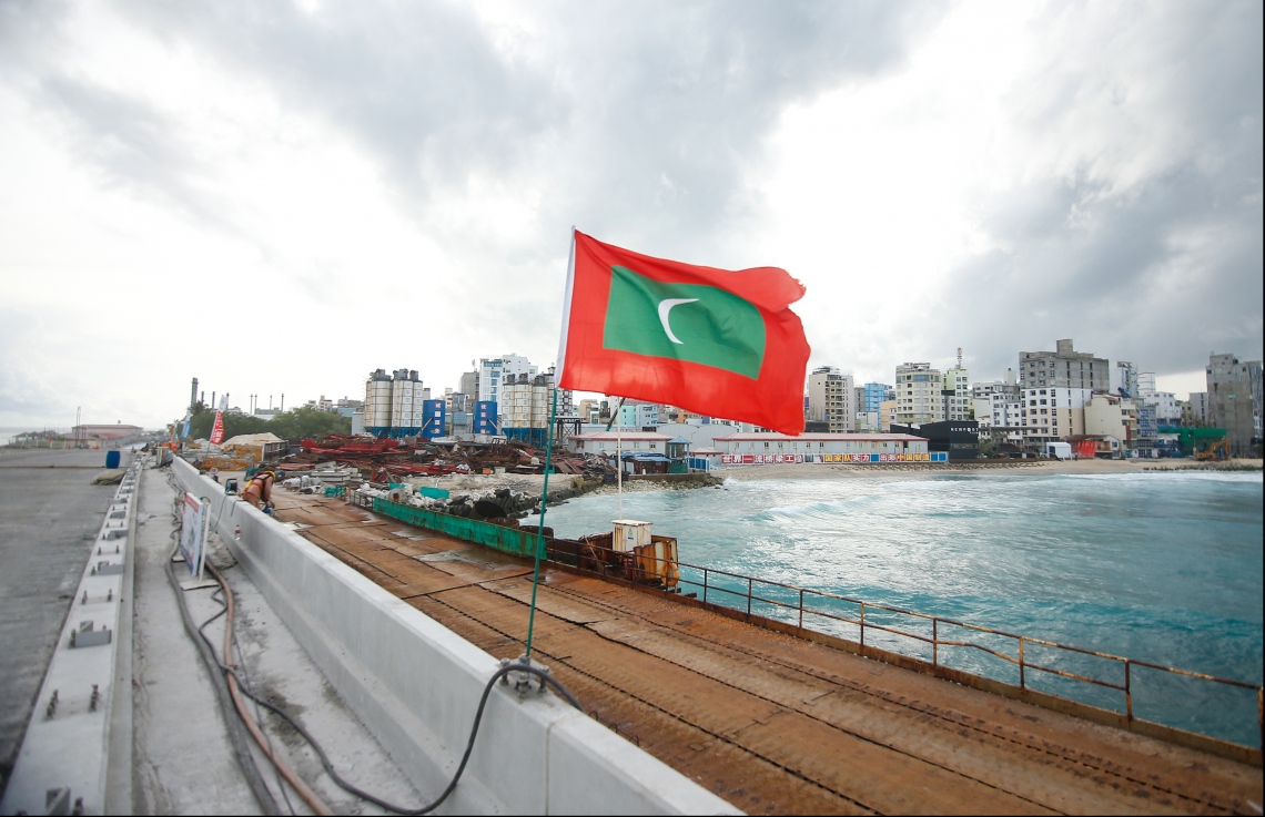 މާލެ: ޖުލައި 12، 2018- މާލެ-ހުޅުލެ ބްރިޖުގެ އެންމެ ފަހުގެ މަސައްކަތްތައް މީޑިއާ އަށް ދައްކާލުން: ވެހިކަލްތަކަށް ޖުމްލަ ހަތަރު ލޭން ބްރިޖުގައި އޮންނާނެ. އެއީ ހުޅުލޭ ކޮޅަށް ޚާއްސަ ދެ ލޭނާއި މާލޭ ކޮޅަށް ދެ ލޭން. މާލޭ ކޮޅުގެ ދެ ލޭންގައި، 3.5 މީޓަރު ހުންނައިރު، އަނެއް ދެ ލޭންގައި 3.2 މީޓަރު ހުންނާނެ ކަމަށް ބްރިޖުގެ މަސައްކަތުގައި އުޅުއްވާ އޮފިޝަލުން ވިދާޅުވޭ. އޭގެ އިތުރުން، ދެ ފަރާތުން ބައިސިކަލް ދުއްވޭވަރުގެ ލޭނެއް ވަނީ ހަދާފައި.---ފޮޓޯ: ހުސެއިން ވަހީދު/މިހާރު