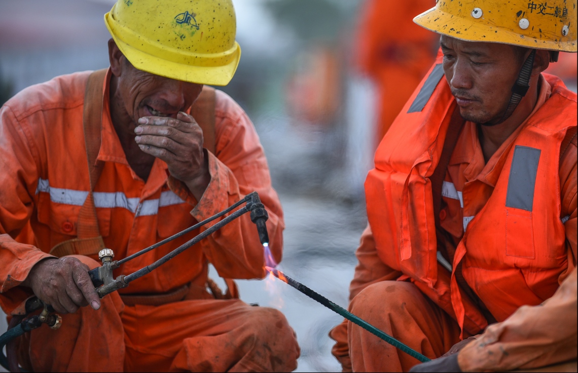 މާލެ: ޖުލައި 12، 2018- މާލެ-ހުޅުލެ ބްރިޖުގެ މަސައްކަތުގައި ދެ މީހަކު ހަރަކާތްތެރިވަނީ: ބްރިޖުގައި ހަތް ތަނބު ޖަހާފައިވާއިރު، ކަނޑުގެ އަޑިން ފެށިގެން 100 މީޓަރު ފުނަން ބައެއް ހޮޅިތައް ޖަހަން ޖަރުމަނުގެ ޓެކްނޮލޮޖީ ވެސް ބޭނުން ކުރި.---ފޮޓޯ: ހުސެއިން ވަހީދު/މިހާރު