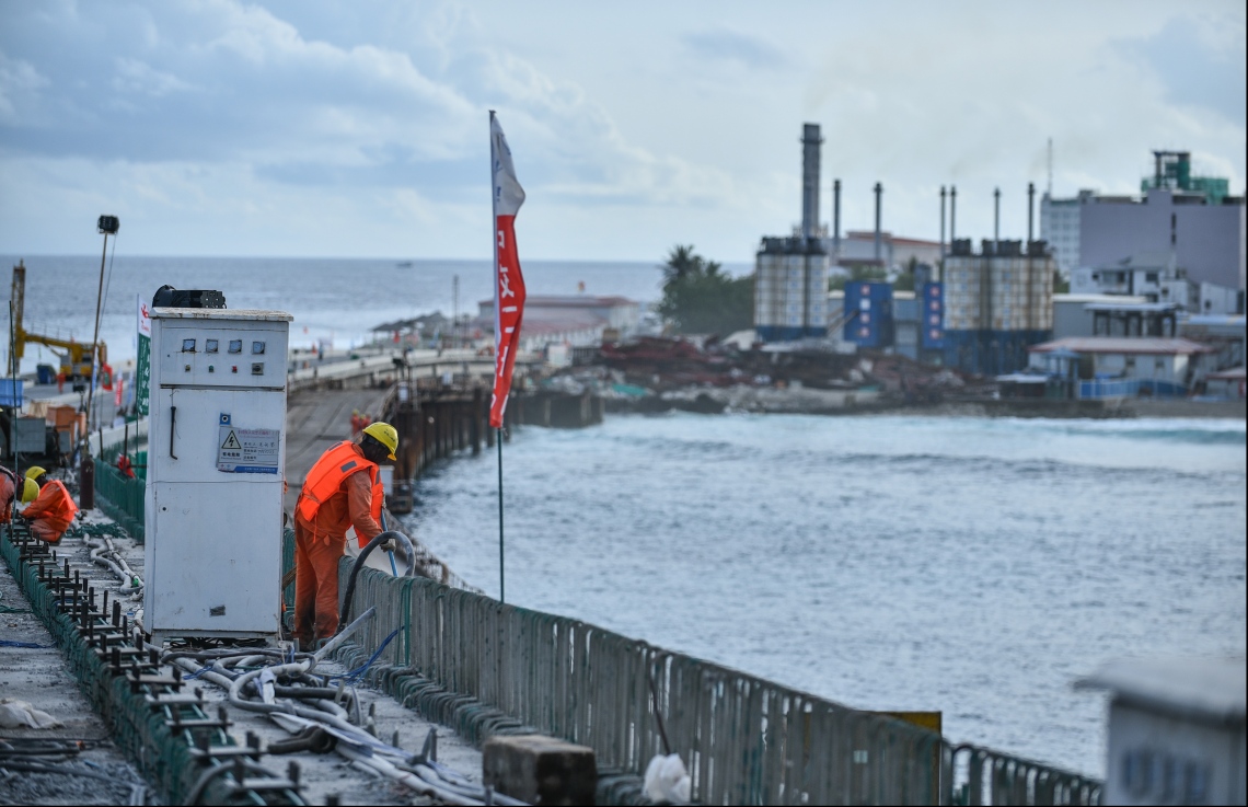 މާލެ: ޖުލައި 12، 2018- މާލެ-ހުޅުލެ ބްރިޖުގެ މަސައްކަތުގައި ބަޔަކު ހަރަކާތްތެރިވަނީ.---ފޮޓޯ: ހުސެއިން ވަހީދު/މިހާރު