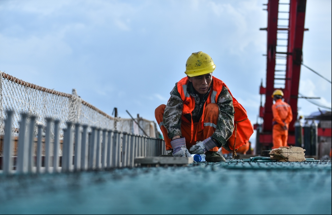 މާލެ: ޖުލައި 12، 2018- މާލެ-ހުޅުލެ ބްރިޖުގެ މަސައްކަތުގައި މީހަކު ހަރަކާތްތެރިވަނީ.---ފޮޓޯ: ހުސެއިން ވަހީދު/މިހާރު