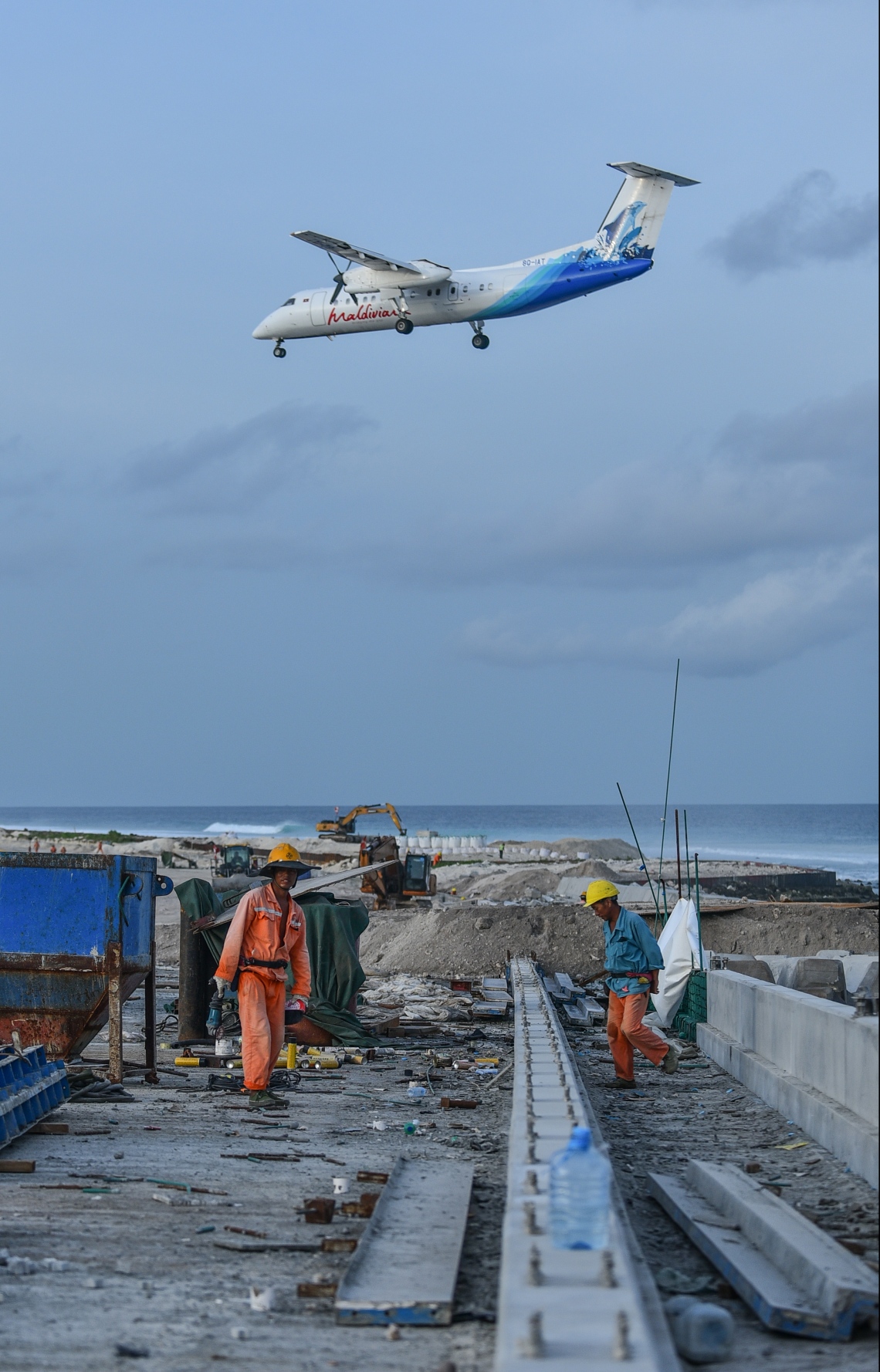 މާލެ: ޖުލައި 12، 2018- މާލެ-ހުޅުލެ ބްރިޖުން ހުޅުލެއާ ވީ ކޮޅުގައި މަސައްކަތް ކުރަމުން އަންނައިރު، މޯލްޑިވިއަން ގެ މަތިންދާބޯޓެއް، ވެލާނާ އިންޓަނޭޝަނަލް އެއާޕޯޓަށް ޖައްސަނީ: ބްރިޖާ އެކު މާލެ އާއި ހުޅުލެ އަދި ހުޅުމާލެ އަށް ދިއުމަށް ބޮޑެތި ފަސޭހަތަކެއް ލިބޭނެ.---ފޮޓޯ: ހުސެއިން ވަހީދު/މިހާރު