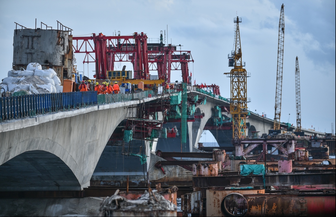 މާލެ: ޖުލައި 12، 2018- މާލެ-ހުޅުލެ ބްރިޖުގެ އެންމެ ފަހުގެ މަސައްކަތްތައް މީޑިއާ އަށް ދައްކާލުން: އަންނަ އޯގަސްޓް މަހުގެ ތެރޭގައި މި ބްރިޖު ރަސްމީކޮށް ހުޅުވާލެ. އެކަމަކު ބްރިޖުން ދަތުރުކުރާ މީހުންގެ އަތުން ނަގާނެ ފީއެއް އަދި ކަނޑައެއް ނާޅާ.---ފޮޓޯ: ހުސެއިން ވަހީދު/މިހާރު