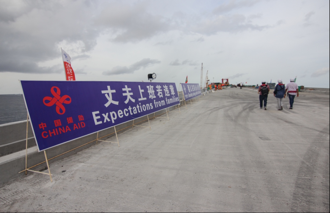 މާލެ: ޖުލައި 12، 2018- މާލެ-ހުޅުލެ ބްރިޖުގެ އެންމެ ފަހުގެ މަސައްކަތްތައް މީޑިއާ އަށް ދައްކާލުން: ބްރިޖުގެ މަތިން ބަޔަކު ހިނގާފައި ދާއިރު، ދެން އޮތީ ތާރު އެޅުން.---ފޮޓޯ: ހުސެއިން ވަހީދު/މިހާރު