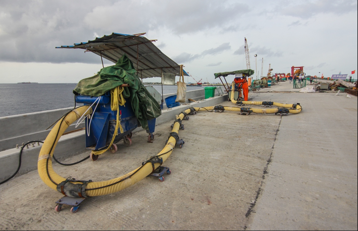 މާލެ: ޖުލައި 12، 2018- މާލެ-ހުޅުލެ ބްރިޖުގެ މަސައްކަތުގައި ބަޔަކު ހަރަކާތްތެރިވަނީ: ޗައިނާގެ ސީސީސީސީން ކުރަމުން އަންނަ މި މަސައްކަތުގައި 900 މުވައްޒަފުން ހަރަކާތްތެރިވޭ.---ފޮޓޯ: ހުސެއިން ވަހީދު/މިހާރު