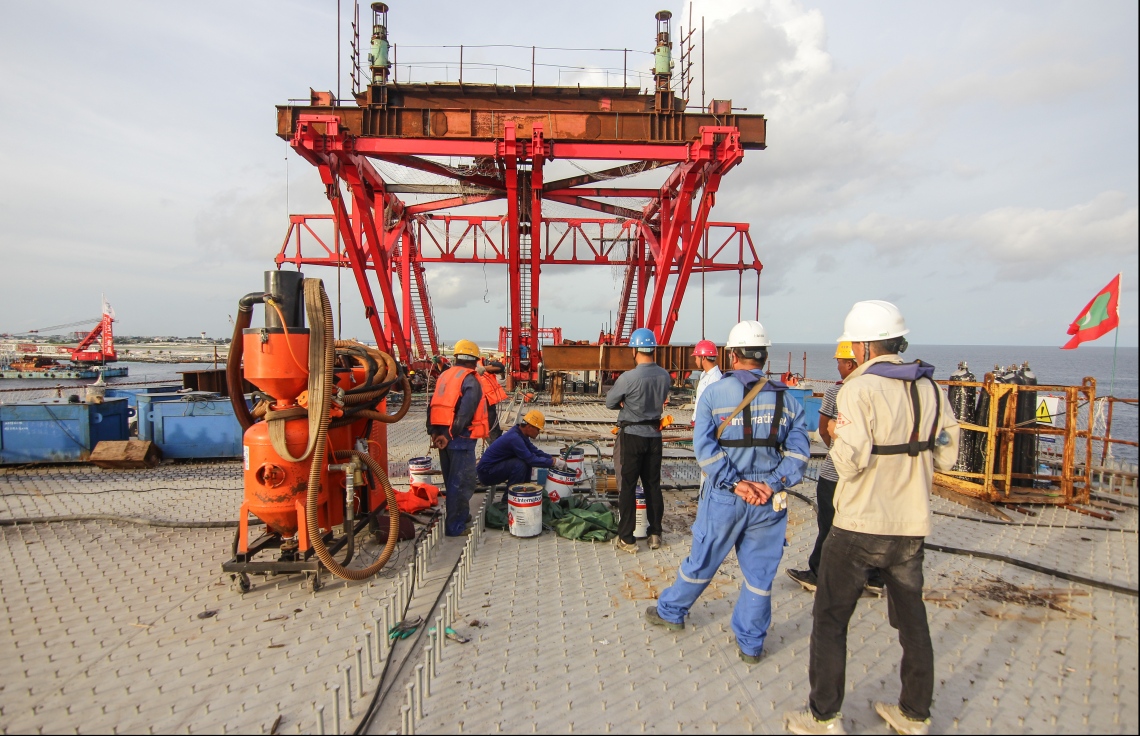 މާލެ: ޖުލައި 12، 2018- މާލެ-ހުޅުލެ ބްރިޖުގެ މަސައްކަތުގައި ބަޔަކު ހަރަކާތްތެރިވަނީ: ޗައިނާގެ ސީސީސީސީން ކުރަމުން އަންނަ މި މަސައްކަތުގައި 900 މުވައްޒަފުން ހަރަކާތްތެރިވޭ.---ފޮޓޯ: ހުސެއިން ވަހީދު/މިހާރު