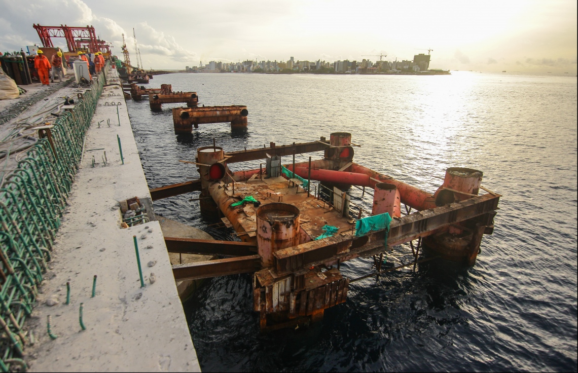 މާލެ: ޖުލައި 12، 2018- މާލެ-ހުޅުލެ ބްރިޖުގެ އެންމެ ފަހުގެ މަސައްކަތްތައް މީޑިއާ އަށް ދައްކާލުން: ބްރިޖުގެ އެންމެ އުނދަގޫ އަދި ބުރަ މަސައްކަތްތައް މިހާރު ނިމިފައިވާއިރު، މައިގަނޑު ގޮތެއްގައި ދެން އޮތީ ތާރުއެޅުން.---ފޮޓޯ: ހުސެއިން ވަހީދު/މިހާރު