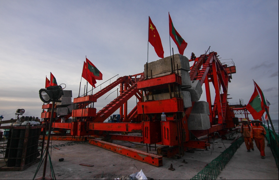 މާލެ: ޖުލައި 12، 2018- މާލެ-ހުޅުލެ ބްރިޖުގެ އެންމެ ފަހުގެ މަސައްކަތްތައް މީޑިއާ އަށް ދައްކާލުން: މާލެ އާއި ހުޅުލެއާ ދެމެދު ބްރިޖެއް އެޅުމަކީ ނުކުރެވޭނެ ކަމެއް ކަމަށް ބުނި މީހުންނަށް ރައީސް ޔާމީންގެ ސަރުކާރުން މިހާރު ވަނީ ޖަވާބު ދީ، އެއީ ކުރެވޭނެ ކަމެއް ކަން ދައްކައި ދީފައި.---ފޮޓޯ: ހުސެއިން ވަހީދު/މިހާރު