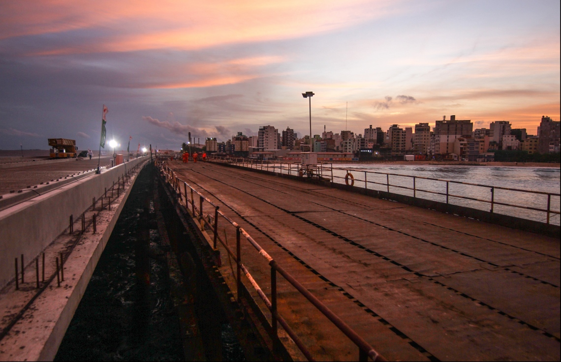 މާލެ: ޖުލައި 12، 2018- މާލެ-ހުޅުލެ ބްރިޖުގެ އެންމެ ފަހުގެ މަސައްކަތްތައް މީޑިއާ އަށް ދައްކާލުން: ބްރިޖުގެ އެންމެ އުނދަގޫ އަދި ބުރަ މަސައްކަތްތައް މިހާރު ނިމިފައިވާއިރު، މައިގަނޑު ގޮތެއްގައި ދެން އޮތީ ތާރުއެޅުން.---ފޮޓޯ: ހުސެއިން ވަހީދު/މިހާރު