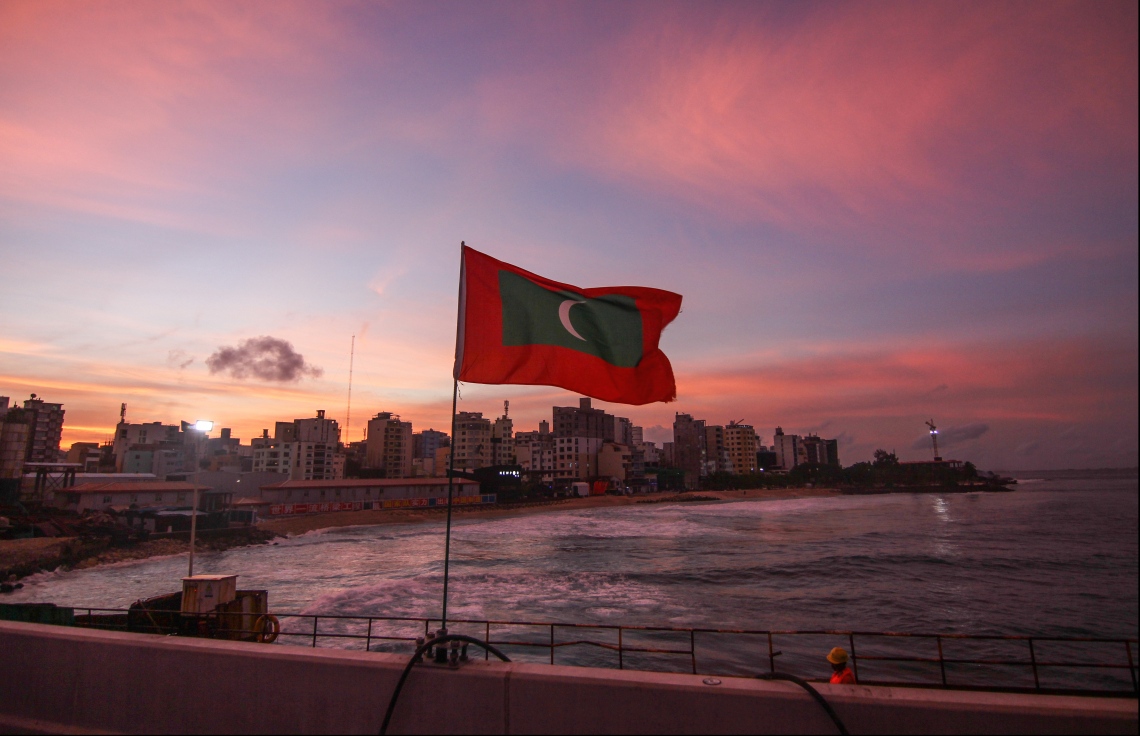 މާލެ: ޖުލައި 12، 2018- މިހާރު ހަދަމުން އަންނަ މާލެ-ހުޅުލެ ބްރިޖުގައި ދިވެހި ގައުމީ ދިދައެއް ޖަހާފައި: ސިނަމާލެ ބްރިޖުގެ ނަމުން ނަން ދީފައިވާ މި ބްރިޖު ހަދަމުން އަންނަނީ ޗައިނާގެ ވަރަށް ބޮޑު އެހީތެރިކަމަކާ އެކު. ގާތްގަނޑަކަށް ހަތަރު އަހަރުގެ މަސައްކަތަކަށް ފަހު، ބްރިޖު އަންނަ މަހު ހުޅުވާނެ.---ފޮޓޯ: ހުސެއިން ވަހީދު/މިހާރު