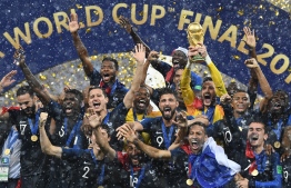 France's players celebrate as they hold their World Cup trophy during the trophy ceremony at the end of the Russia 2018 World Cup final football match between France and Croatia at the Luzhniki Stadium in Moscow on July 15, 2018. / AFP PHOTO / FRANCK FIFE / 