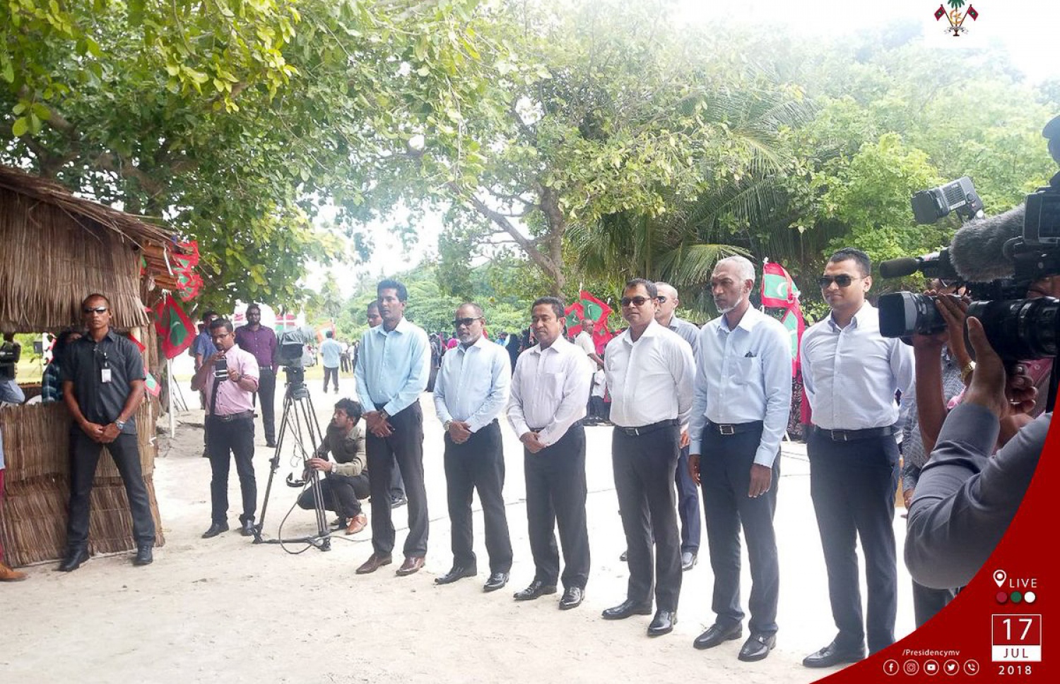 ރައީސް ޔާމީނާ އެކު ނޮޅިވަރަމަށް ވަޑައިގަތް ސަރުކާރުގެ އިސް ބައެއް ބޭފުޅުން. --ފޮޓޯ: ރައީސް އޮފީސް