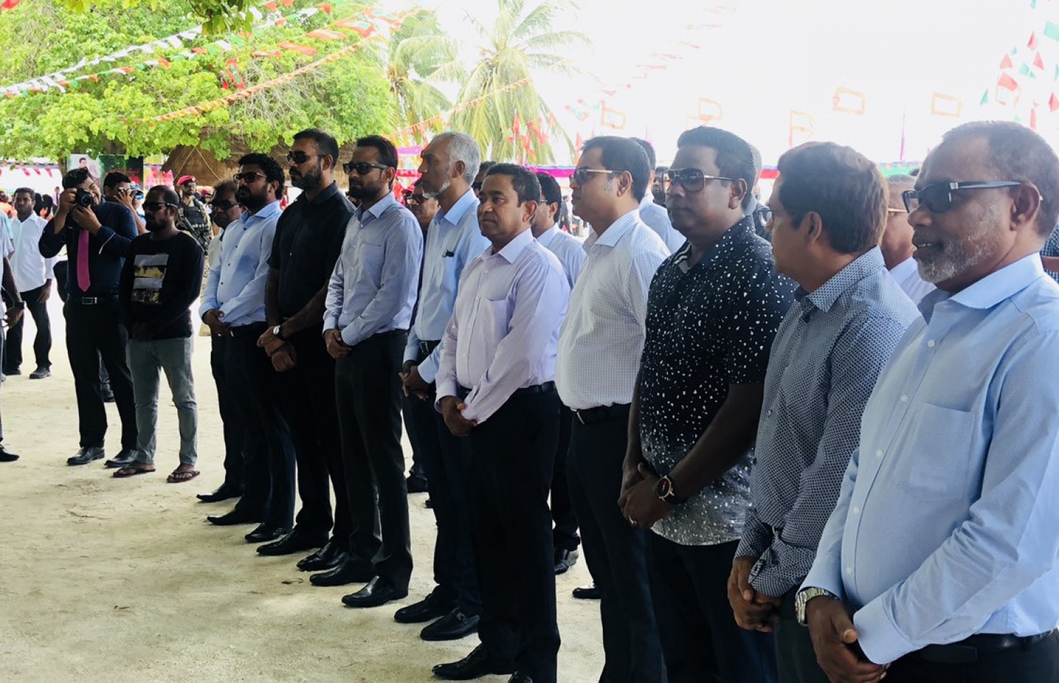 ރައީސް ޔާމީނާއި ވަޒީރުންގެ މަޖިލީހުގެ ބައެއް މެމްބަރުންނާއި މަޖިލިސް މެމްބަރުން ހޯރަފުށީގައި. - ފޮޓޯ: އެންވަޔަރަމަންޓް މިނިސްޓްރީ