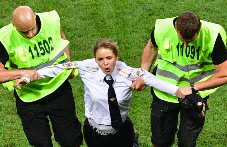 ފައިނަލް މެޗު ކުޅެމުން ދަނިކޮށް ދަނޑަށް އެރި އެކްޓިވިސްޓުން ދަނޑުން ބާލަނީ. --ފޮޓޯ:އޭއެފްޕީ