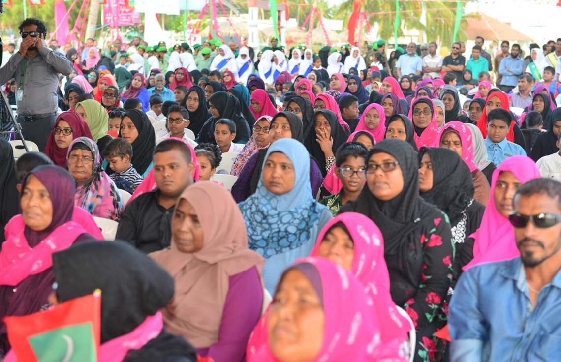 ހއ. އިހަވަންދޫ: ޖުލައި 17، 2018: އިހަވަންދޫ ނަރުދަމާ ނިޒާމު ރަސްމީކޮށް އިފްތިތާހު ކުރުމަށް ބޭއްވި ރަސްމިއްޔާތުގައި އެރަށުގެ ބައެއް މީހުން ބައިވެރިވަނީ.-- ފޮޓޯ: ރައީސް އޮފީސް