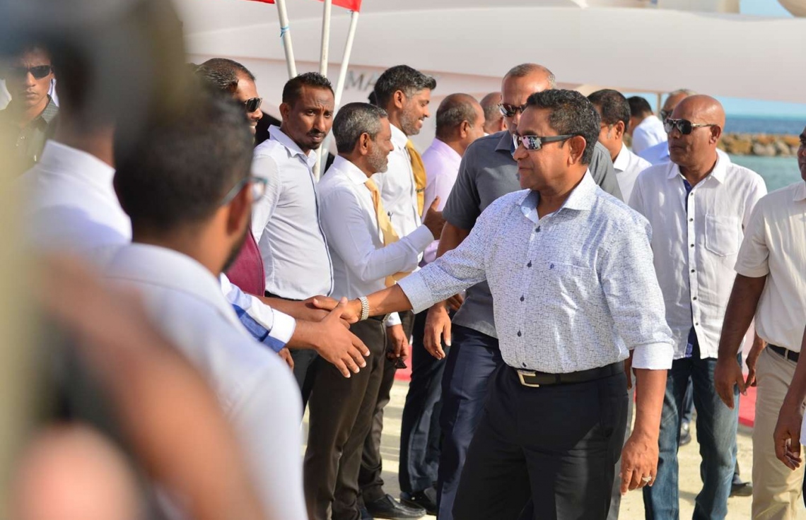 ހއ. އިހަވަންދޫ: ޖުލައި 17، 2018: އިހަވަންދޫ ނަރުދަމާ ނިޒާމު ރަސްމީކޮށް އިފްތިތާހު ކުރުމަށް ރައީސް ޔާމީން އެރަށަށް ވަޑައިގަތުމުން، އެމަނިކުފާނަށް ތާއީދު ކުރައްވާ ބައެއް މީހުން ރައީސް ޔާމީން އާ ސަލާމް ކުރައްވަނީ.-- ފޮޓޯ: ރައީސް އޮފީސް