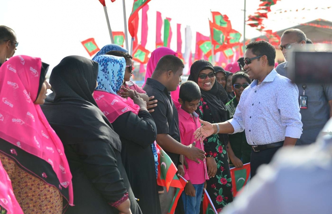 ހއ. އިހަވަންދޫ: ޖުލައި 17، 2018: އިހަވަންދޫ ނަރުދަމާ ނިޒާމު ރަސްމީކޮށް އިފްތިތާހު ކުރުމަށް ރައީސް ޔާމީން އެރަށަށް ވަޑައިގަތުމުން، އެމަނިކުފާނަށް ތާއީދު ކުރައްވާ ބައެއް މީހުން ރައީސް ޔާމީން އާ ސަލާމް ކުރައްވަނީ.-- ފޮޓޯ: ރައީސް އޮފީސް