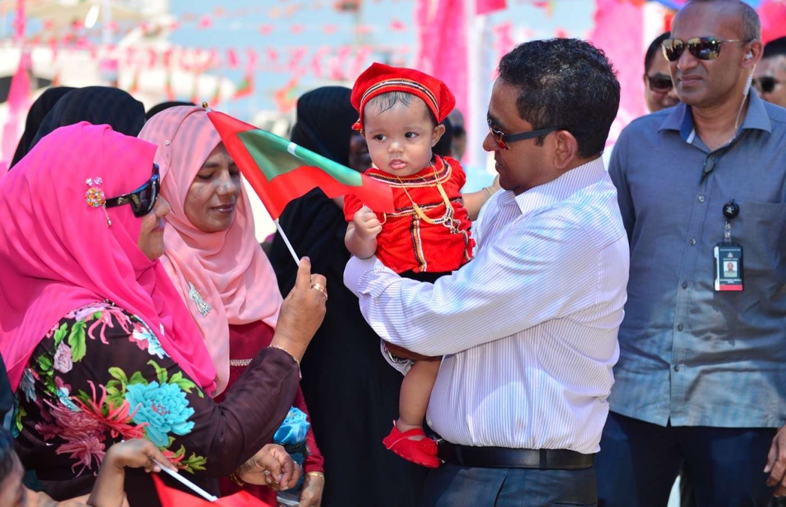 ހއ. ހޯރަފުށި: ޖުލައި 17، 2018: ހޯރަފުށީގެ ގޮނޑުދޮށް ހިމާޔަތް ކުރުމުގެ މަޝްރޫއުގެ ނިމުން ފާހަގަ ކުރެއްވުމަށް ބޭއްވި ޖަލްސާގައި ބައިވެރިވެ ވަޑާއިގަތުމަށް ރައީސް ޔާމީން އެރަށަށް ވަޑައިގަތުމުން، އެމަނިކުފާނަށް ތާއީދުކުރާ ބައެއް މީހުން ރައީސް ޔާމީނާއެކު.-- ފޮޓޯ: ރައީސް އޮފީސް