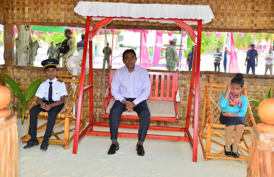 ހއ. ހޯރަފުށި: ޖުލައި 17، 2018: ހޯރަފުށީގެ ގޮނޑުދޮށް ހިމާޔަތް ކުރުމުގެ މަޝްރޫއުގެ ނިމުން ފާހަގަ ކުރެއްވުމަށް ބޭއްވި ޖަލްސާގައި ބައިވެރިވެ ވަޑައިގަތުމަށް ރައީސް ޔާމީން ހޯރަފުށީގައި.-- ފޮޓޯ: ރައީސް އޮފީސް