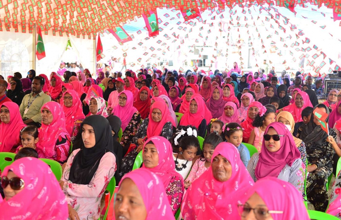 ހއ. ހޯރަފުށި: ޖުލައި 17، 2018: ހޯރަފުށީގެ ގޮނޑުދޮށް ހިމާޔަތް ކުރުމުގެ މަޝްރޫއުގެ ނިމުން ފާހަގަ ކުރެއްވުމަށް ބޭއްވި ޖަލްސާގައި އެރަށުގެ ބައެއް މީހުން ބައިވެރިވަނީ.-- ފޮޓޯ: ރައީސް އޮފީސް