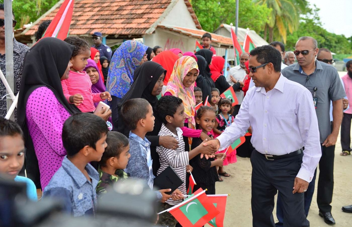 ހދ. ނޮޅިވަރަމް: ޖުލައި 17، 2018: ނޮޅިވަރަމުގައި ނަރުދަމާ ނިޒާމު ރަސްމީކޮށް،  އިފްތިތާހު ކޮއްދެއްވުމަށް ރައީސް ޔާމީން އެރަށަށް ވަޑައިގެން، އެމަނިކުފާނަށް ތާއީދުކުރާ ބައެއް މީހުންނާ ސަލާމް ކުރައްވަނީ.-- ފޮޓޯ: ރައީސް އޮފީސް