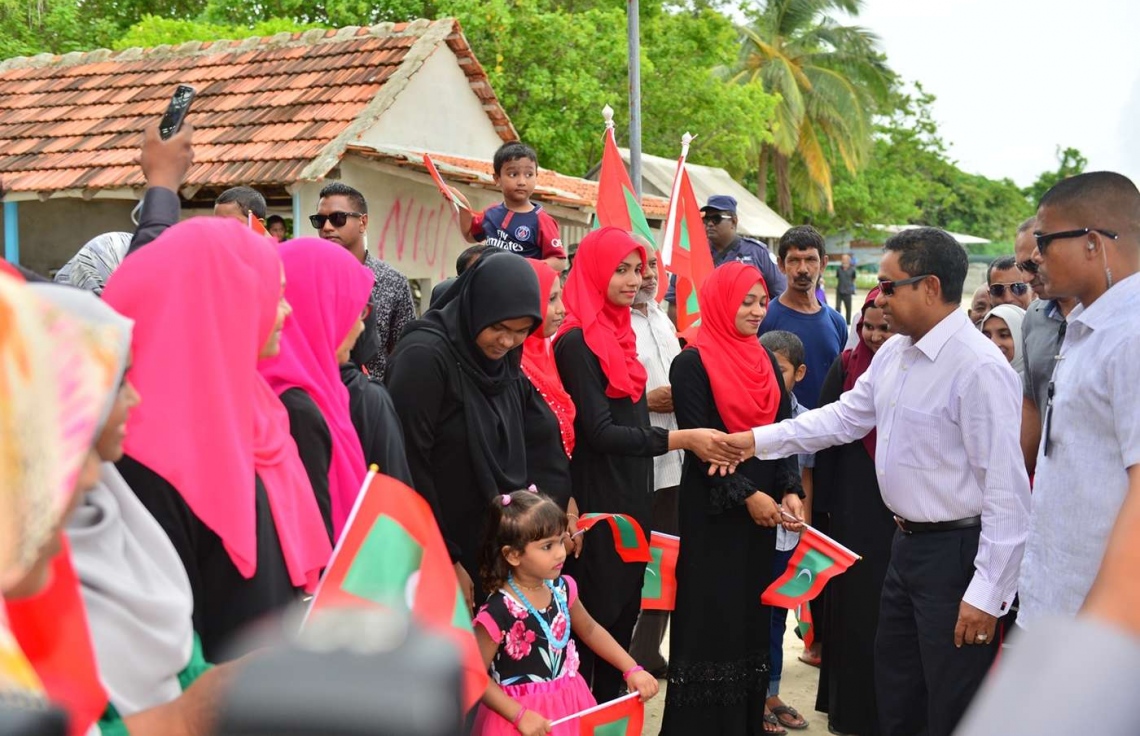 ހދ. ނޮޅިވަރަމް: ޖުލައި 17، 2018: ނޮޅިވަރަމުގައި ނަރުދަމާ ނިޒާމު ރަސްމީކޮށް،  އިފްތިތާހު ކޮއްދެއްވުމަށް ރައީސް ޔާމީން އެރަށަށް ވަޑައިގެން، އެމަނިކުފާނަށް ތާއީދުކުރައްވާ ބައެއް މީހުންނާ ސަލާމް ކުރައްވަނީ.-- ފޮޓޯ: ރައީސް އޮފީސް