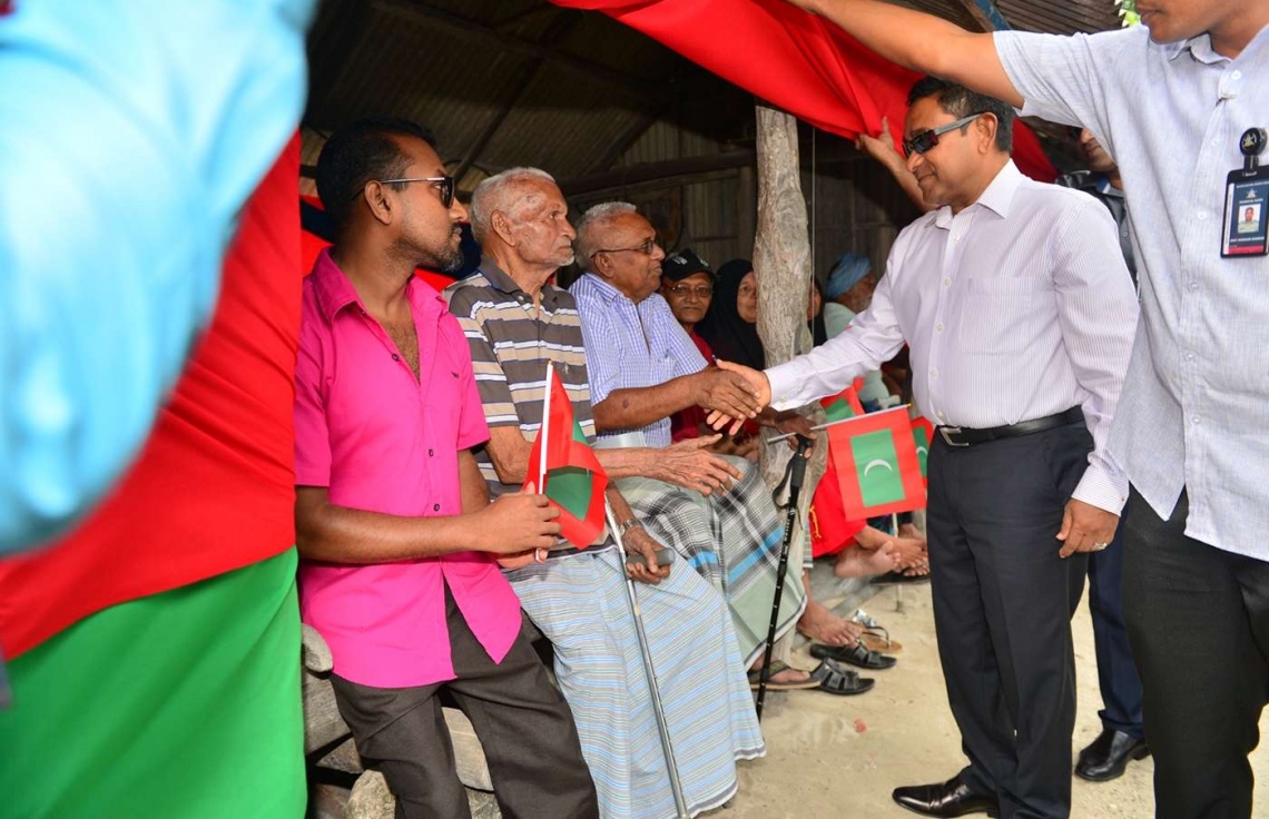 ހދ. ނޮޅިވަރަމް: ޖުލައި 17، 2018: ނޮޅިވަރަމުގައި ނަރުދަމާ ނިޒާމު ރަސްމީކޮށް،  އިފްތިތާހު ކޮއްދެއްވުމަށް ރައީސް ޔާމީން އެރަށަށް ވަޑައިގެން، އެމަނިކުފާނަށް ތާއީދުކުރާ ބައެއް މީހުންނާ ސަލާމް ކުރައްވަނީ.-- ފޮޓޯ: ރައީސް އޮފީސް