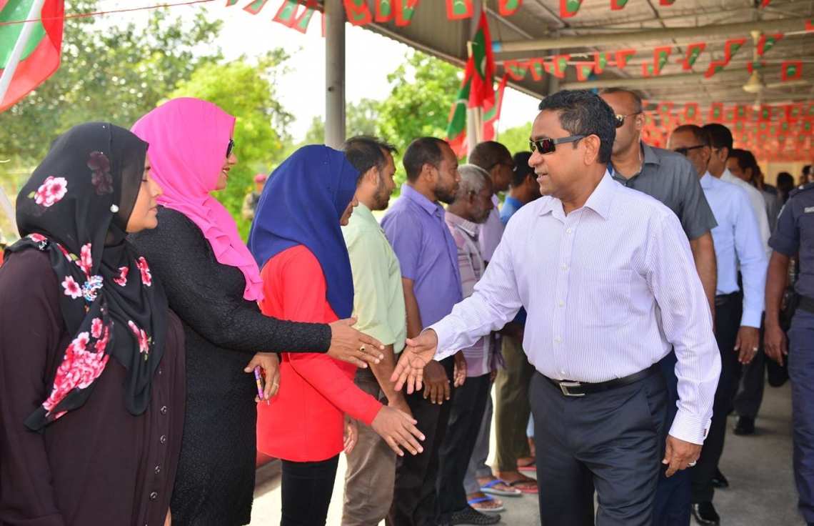 ހދ. ހަނިމާދޫ: ޖުލައި 17، 2018: ހަނިމާދޫގައި ނަރުދަމާ ނިޒާމު ރަސްމީކޮށް،  އިފްތިތާހު ކޮއްދެއްވުމަށް ރައީސް ޔާމީން އެރަށަށް ވަޑައިގެން، އެމަނިކުފާނަށް ތާއީދުކުރާ ބައެއް މީހުންނާ ސަލާމް ކުރައްވަނީ.-- ފޮޓޯ: ރައީސް އޮފީސް