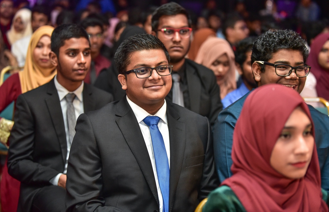 މާލެ: 17 ޖުލައި 2018: އޯ ލެވެލްގައި ރަނގަޅު ނަތީޖާ ހޯދި ދަރިވަރުންނަށް އެވޯޑު ދިނުމަށް ދަރުބާރުގޭގައި ބޭއްވި ރަސްމިއްޔާތު: މިދިޔަ އޮކްޓޯބަރު/ނޮވެމްބަރުގައި އޯ ލެވެލް ހެދި ދަރިވަރުންގެ ތެރެއިން ރާއްޖޭގެ ގަދަ 10 ގައި 375 ދަރިވަރަކު ހިމެނި ހަ ދަރިވަރަކު ވަނީ އެއްވަނަ ހޯދާފައި--. ފޮޓޯ: ނިޝާން އަލީ/ މިހާރު