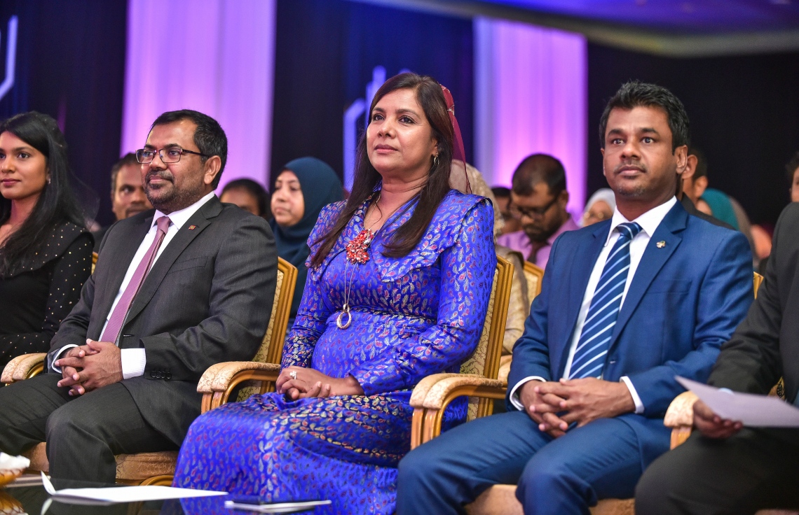 މާލެ: 17 ޖުލައި 2018: އޯ ލެވެލްގައި ރަނގަޅު ނަތީޖާ ހޯދި ދަރިވަރުންނަށް އެވޯޑު ދިނުމަށް ދަރުބާރުގޭގައި ބޭއްވި ރަސްމިއްޔާތުގައި އެޑިއުކޭޝަން މިނިސްޓަރު އައިޝަތް ޝިހާމް އާއި ސަރުކާރުގެ ބައެއް މިނިސްޓަރުން ބައިވެރިވަނީ: މިދިޔަ އޮކްޓޯބަރު/ނޮވެމްބަރުގައި އޯ ލެވެލް ހެދި ދަރިވަރުންގެ ތެރެއިން ރާއްޖޭގެ ގަދަ 10 ގައި 375 ދަރިވަރަކު ހިމެނި ހަ ދަރިވަރަކު ވަނީ އެއްވަނަ ހޯދާފައި--. ފޮޓޯ: ނިޝާން އަލީ/ މިހާރު