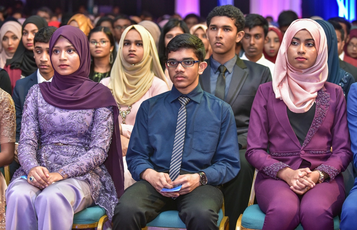 މާލެ: 17 ޖުލައި 2018: އޯ ލެވެލްގައި ރަނގަޅު ނަތީޖާ ހޯދި ދަރިވަރުންނަށް އެވޯޑު ދިނުމަށް ދަރުބާރުގޭގައި ބޭއްވި ރަސްމިއްޔާތުގެ ތެރެއިން: މިދިޔަ އޮކްޓޯބަރު/ނޮވެމްބަރުގައި އޯ ލެވެލް ހެދި ދަރިވަރުންގެ ތެރެއިން ރާއްޖޭގެ ގަދަ 10 ގައި 375 ދަރިވަރަކު ހިމެނި ހަ ދަރިވަރަކު ވަނީ އެއްވަނަ ހޯދާފައި--. ފޮޓޯ: ނިޝާން އަލީ/ މިހާރު