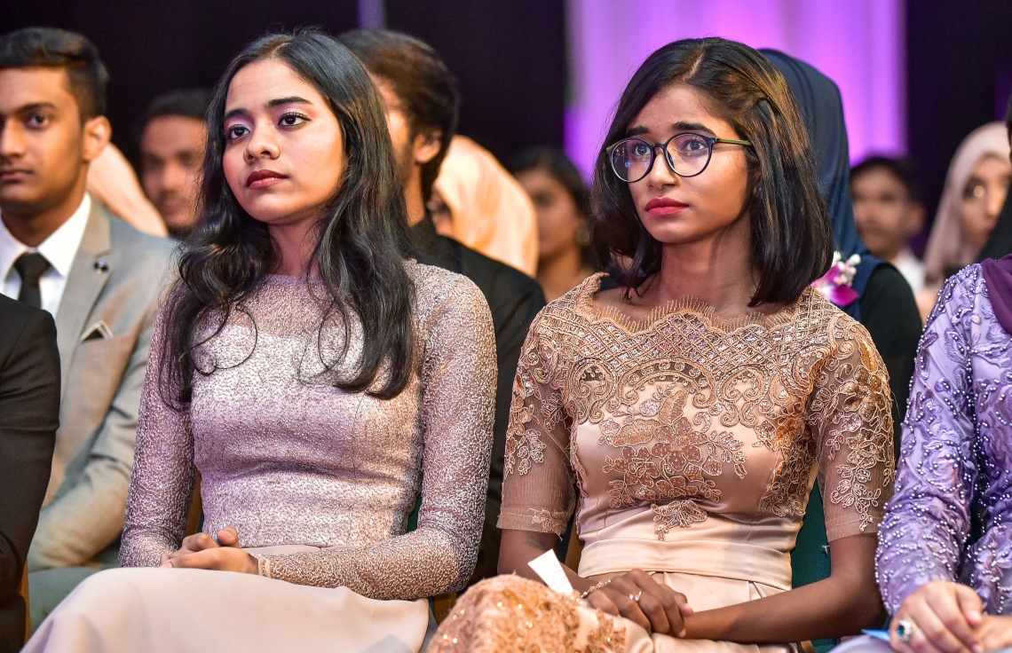 މާލެ: 17 ޖުލައި 2018: އޯ ލެވެލްގައި ރަނގަޅު ނަތީޖާ ހޯދި ދަރިވަރުންނަށް އެވޯޑު ދިނުމަށް ދަރުބާރުގޭގައި ބޭއްވި ރަސްމިއްޔާތުގެ ތެރެއިން: މިދިޔަ އޮކްޓޯބަރު/ނޮވެމްބަރުގައި އޯ ލެވެލް ހެދި ދަރިވަރުންގެ ތެރެއިން ރާއްޖޭގެ ގަދަ 10 ގައި 375 ދަރިވަރަކު ހިމެނި ހަ ދަރިވަރަކު ވަނީ އެއްވަނަ ހޯދާފައި--. ފޮޓޯ: ނިޝާން އަލީ/ މިހާރު