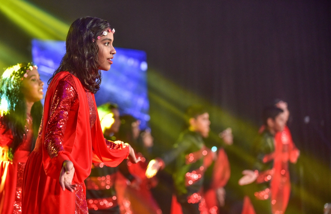 މާލެ: 17 ޖުލައި 2018: އޯ ލެވެލްގައި ރަނގަޅު ނަތީޖާ ހޯދި ދަރިވަރުންނަށް އެވޯޑު ދިނުމަށް ދަރުބާރުގޭގައި ބޭއްވި ރަސްމިއްޔާތުގެ ތެރެއިން: މިދިޔަ އޮކްޓޯބަރު/ނޮވެމްބަރުގައި އޯ ލެވެލް ހެދި ދަރިވަރުންގެ ތެރެއިން ރާއްޖޭގެ ގަދަ 10 ގައި 375 ދަރިވަރަކު ހިމެނި ހަ ދަރިވަރަކު ވަނީ އެއްވަނަ ހޯދާފައި--. ފޮޓޯ: ނިޝާން އަލީ/ މިހާރު