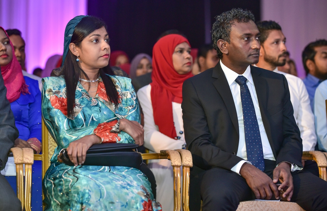 މާލެ: 17 ޖުލައި 2018: އޯ ލެވެލްގައި ރަނގަޅު ނަތީޖާ ހޯދި ދަރިވަރުންނަށް އެވޯޑު ދިނުމަށް ދަރުބާރުގޭގައި ބޭއްވި ރަސްމިއްޔާތުގެ ތެރެއިން: މިދިޔަ އޮކްޓޯބަރު/ނޮވެމްބަރުގައި އޯ ލެވެލް ހެދި ދަރިވަރުންގެ ތެރެއިން ރާއްޖޭގެ ގަދަ 10 ގައި 375 ދަރިވަރަކު ހިމެނި ހަ ދަރިވަރަކު ވަނީ އެއްވަނަ ހޯދާފައި--. ފޮޓޯ: ނިޝާން އަލީ/ މިހާރު