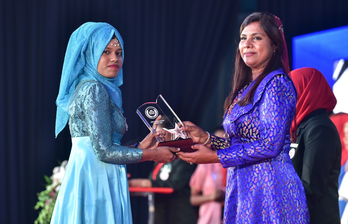 މާލެ: 17 ޖުލައި 2018: އޯ ލެވެލްގައި ރަނގަޅު ނަތީޖާ ހޯދި ދަރިވަރުންނަށް އެވޯޑު ދިނުމަށް ދަރުބާރުގޭގައި ބޭއްވި ރަސްމިއްޔާތުގެ ތެރެއިން: މިދިޔަ އޮކްޓޯބަރު/ނޮވެމްބަރުގައި އޯ ލެވެލް ހެދި ދަރިވަރުންގެ ތެރެއިން ރާއްޖޭގެ ގަދަ 10 ގައި 375 ދަރިވަރަކު ހިމެނި ހަ ދަރިވަރަކު ވަނީ އެއްވަނަ ހޯދާފައި--. ފޮޓޯ: ނިޝާން އަލީ/ މިހާރު