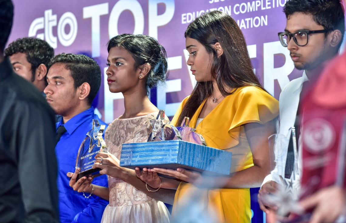 މާލެ: 17 ޖުލައި 2018: އޯ ލެވެލްގައި ރަނގަޅު ނަތީޖާ ހޯދި ދަރިވަރުންނަށް އެވޯޑު ދިނުމަށް ދަރުބާރުގޭގައި ބޭއްވި ރަސްމިއްޔާތުގެ ތެރެއިން: މިދިޔަ އޮކްޓޯބަރު/ނޮވެމްބަރުގައި އޯ ލެވެލް ހެދި ދަރިވަރުންގެ ތެރެއިން ރާއްޖޭގެ ގަދަ 10 ގައި 375 ދަރިވަރަކު ހިމެނި ހަ ދަރިވަރަކު ވަނީ އެއްވަނަ ހޯދާފައި--. ފޮޓޯ: ނިޝާން އަލީ/ މިހާރު