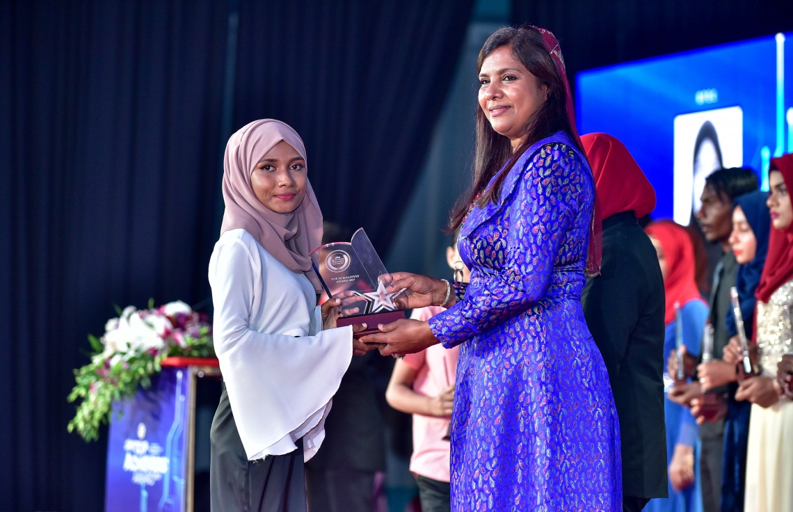 މާލެ: 17 ޖުލައި 2018: އޯ ލެވެލްގައި ރަނގަޅު ނަތީޖާ ހޯދި ދަރިވަރުންނަށް އެވޯޑު ދިނުމަށް ދަރުބާރުގޭގައި ބޭއްވި ރަސްމިއްޔާތުގެ ތެރެއިން: މިދިޔަ އޮކްޓޯބަރު/ނޮވެމްބަރުގައި އޯ ލެވެލް ހެދި ދަރިވަރުންގެ ތެރެއިން ރާއްޖޭގެ ގަދަ 10 ގައި 375 ދަރިވަރަކު ހިމެނި ހަ ދަރިވަރަކު ވަނީ އެއްވަނަ ހޯދާފައި--. ފޮޓޯ: ނިޝާން އަލީ/ މިހާރު