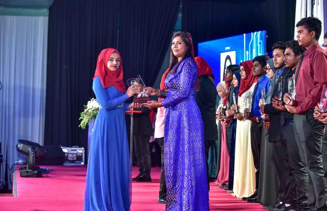 މާލެ: 17 ޖުލައި 2018: އޯ ލެވެލްގައި ރަނގަޅު ނަތީޖާ ހޯދި ދަރިވަރުންނަށް އެވޯޑު ދިނުމަށް ދަރުބާރުގޭގައި ބޭއްވި ރަސްމިއްޔާތުގެ ތެރެއިން: މިދިޔަ އޮކްޓޯބަރު/ނޮވެމްބަރުގައި އޯ ލެވެލް ހެދި ދަރިވަރުންގެ ތެރެއިން ރާއްޖޭގެ ގަދަ 10 ގައި 375 ދަރިވަރަކު ހިމެނި ހަ ދަރިވަރަކު ވަނީ އެއްވަނަ ހޯދާފައި--. ފޮޓޯ: ނިޝާން އަލީ/ މިހާރު