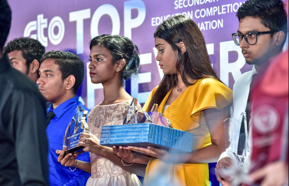 މާލެ: 17 ޖުލައި 2018: އޯ ލެވެލްގައި ރަނގަޅު ނަތީޖާ ހޯދި ދަރިވަރުންނަށް އެވޯޑު ދިނުމަށް ދަރުބާރުގޭގައި ބޭއްވި ރަސްމިއްޔާތުގެ ތެރެއިން: މިދިޔަ އޮކްޓޯބަރު/ނޮވެމްބަރުގައި އޯ ލެވެލް ހެދި ދަރިވަރުންގެ ތެރެއިން ރާއްޖޭގެ ގަދަ 10 ގައި 375 ދަރިވަރަކު ހިމެނި ހަ ދަރިވަރަކު ވަނީ އެއްވަނަ ހޯދާފައި--. ފޮޓޯ: ނިޝާން އަލީ/ މިހާރު