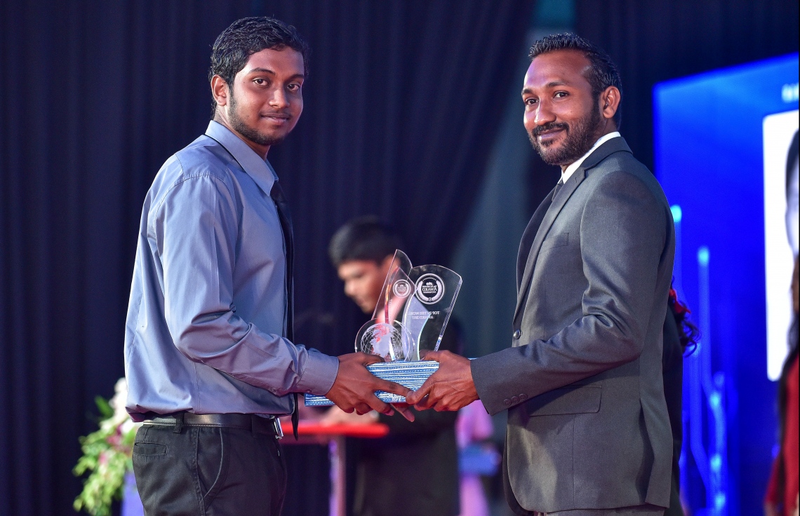 މާލެ: 17 ޖުލައި 2018: އޯ ލެވެލްގައި ރަނގަޅު ނަތީޖާ ހޯދި ދަރިވަރުންނަށް އެވޯޑު ދިނުމަށް ދަރުބާރުގޭގައި ބޭއްވި ރަސްމިއްޔާތުގެ ތެރެއިން: މިދިޔަ އޮކްޓޯބަރު/ނޮވެމްބަރުގައި އޯ ލެވެލް ހެދި ދަރިވަރުންގެ ތެރެއިން ރާއްޖޭގެ ގަދަ 10 ގައި 375 ދަރިވަރަކު ހިމެނި ހަ ދަރިވަރަކު ވަނީ އެއްވަނަ ހޯދާފައި--. ފޮޓޯ: ނިޝާން އަލީ/ މިހާރު